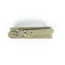  Schmaler One-Size Gürtel aus Leder in Light Khaki mit schlichter silber Schließe