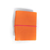 Ringbuch aus Leder in Mandarine mit pinkem Gummiband