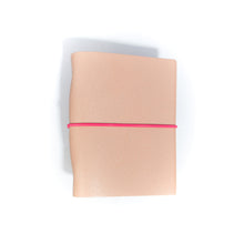  Ringbuch aus Leder in Old Pink mit pinkem Gummiband