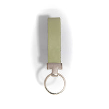  Schlüsselanhänger aus Leder in Light Khaki mit silbernem Beschlag und Schlüsselring