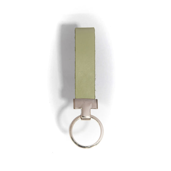 Schlüsselanhänger aus Leder in Light Khaki mit silbernem Beschlag und Schlüsselring